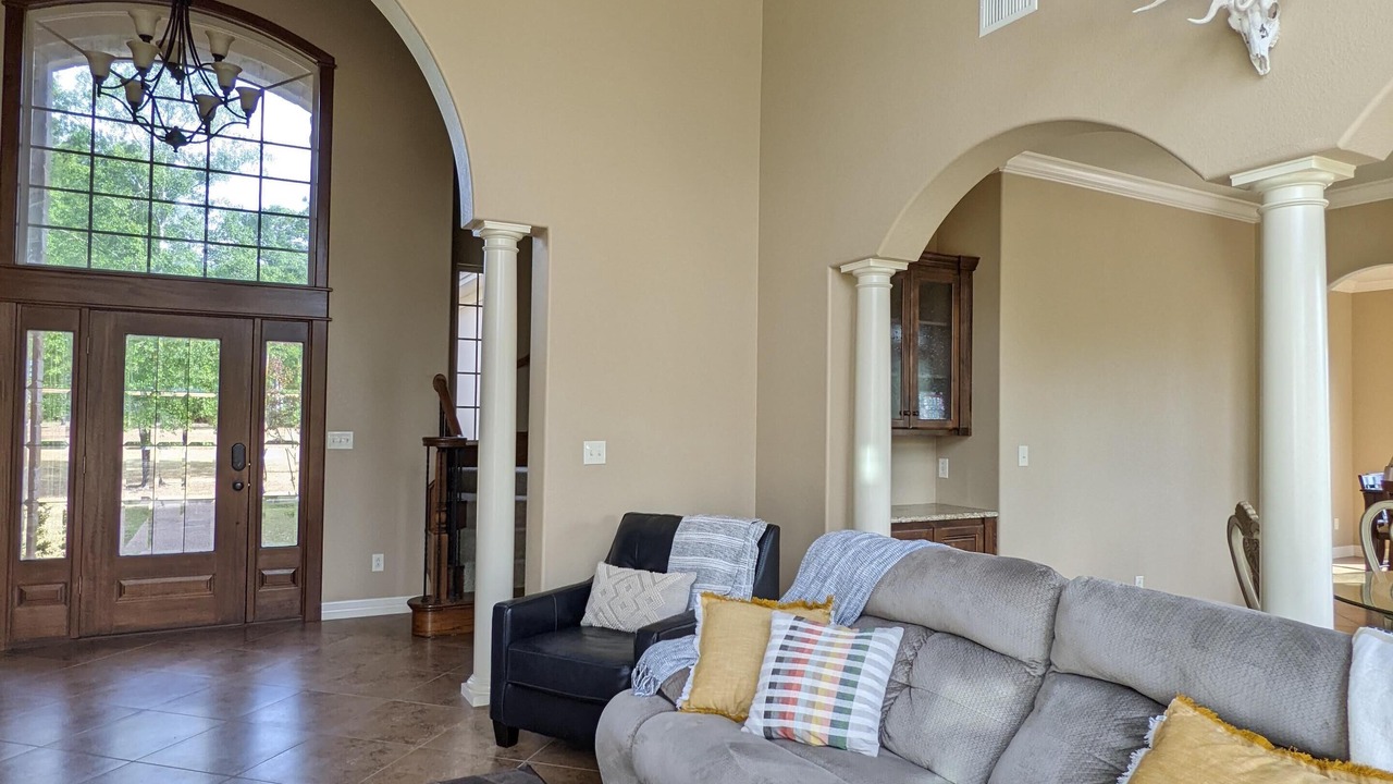 Photo of Livingroom in Bronson