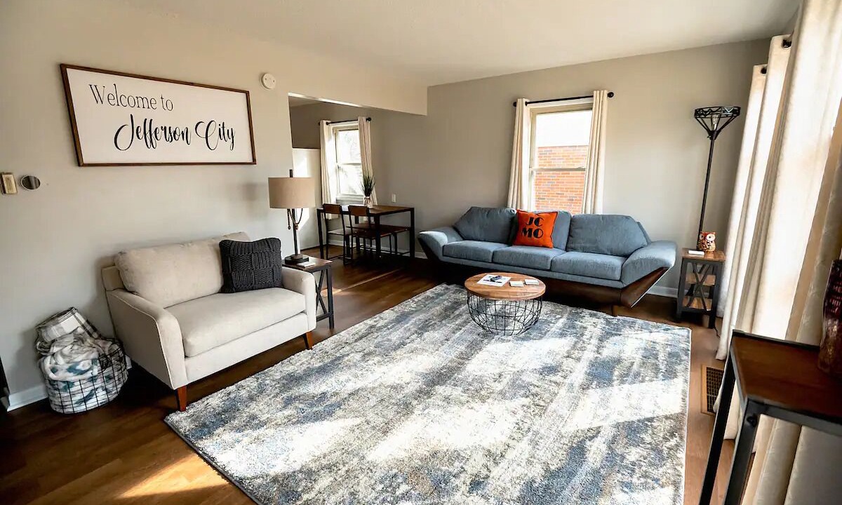 Photo of Livingroom in Jefferson City