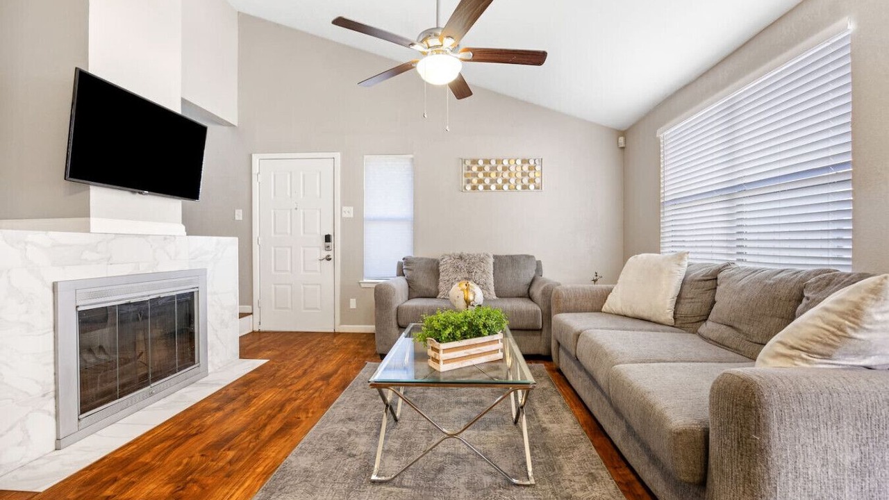 Photo of Livingroom in Southwest Carrollton