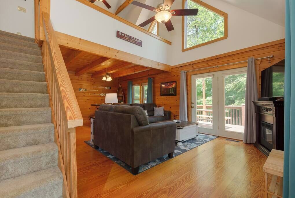 Photo of Livingroom in Sweetbriar Farms