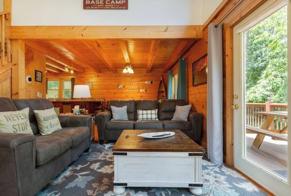 Photo of Livingroom in Sweetbriar Farms