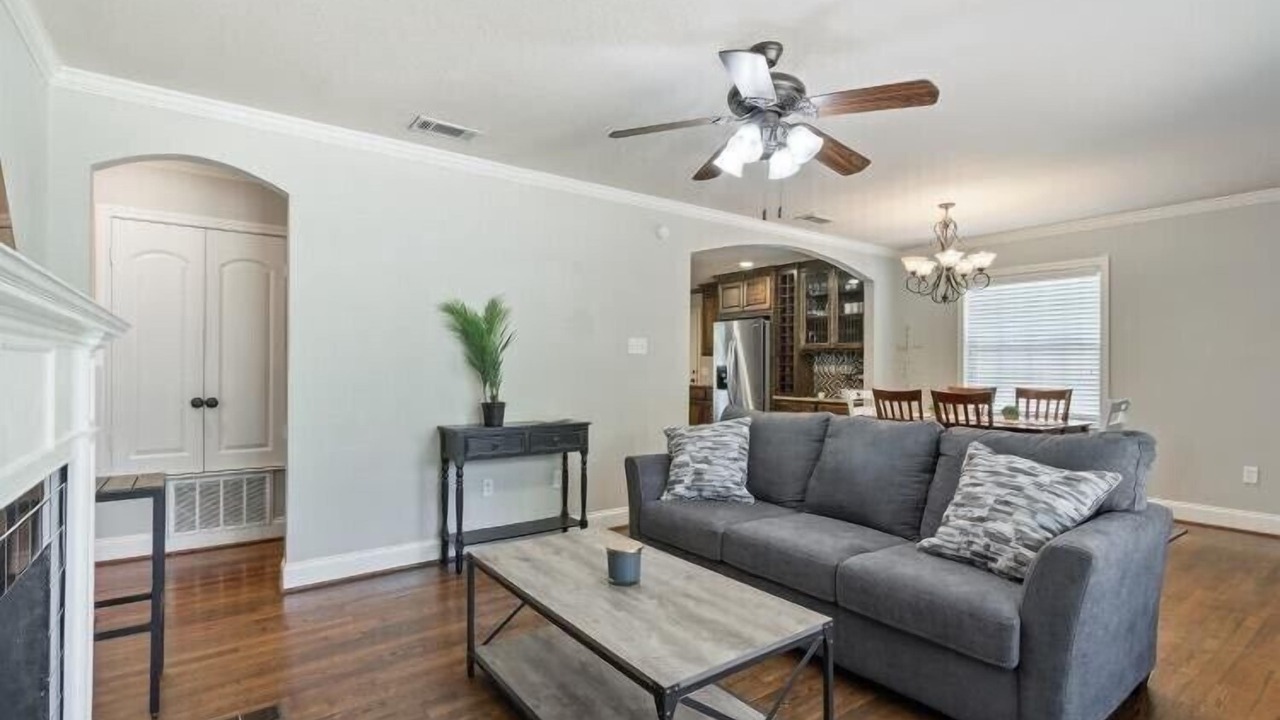 Photo of Livingroom in Austin Ave.