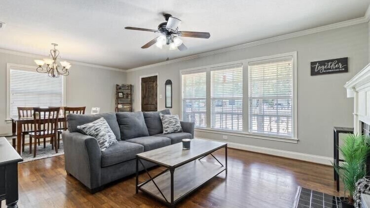 Photo of Livingroom in Austin Ave.