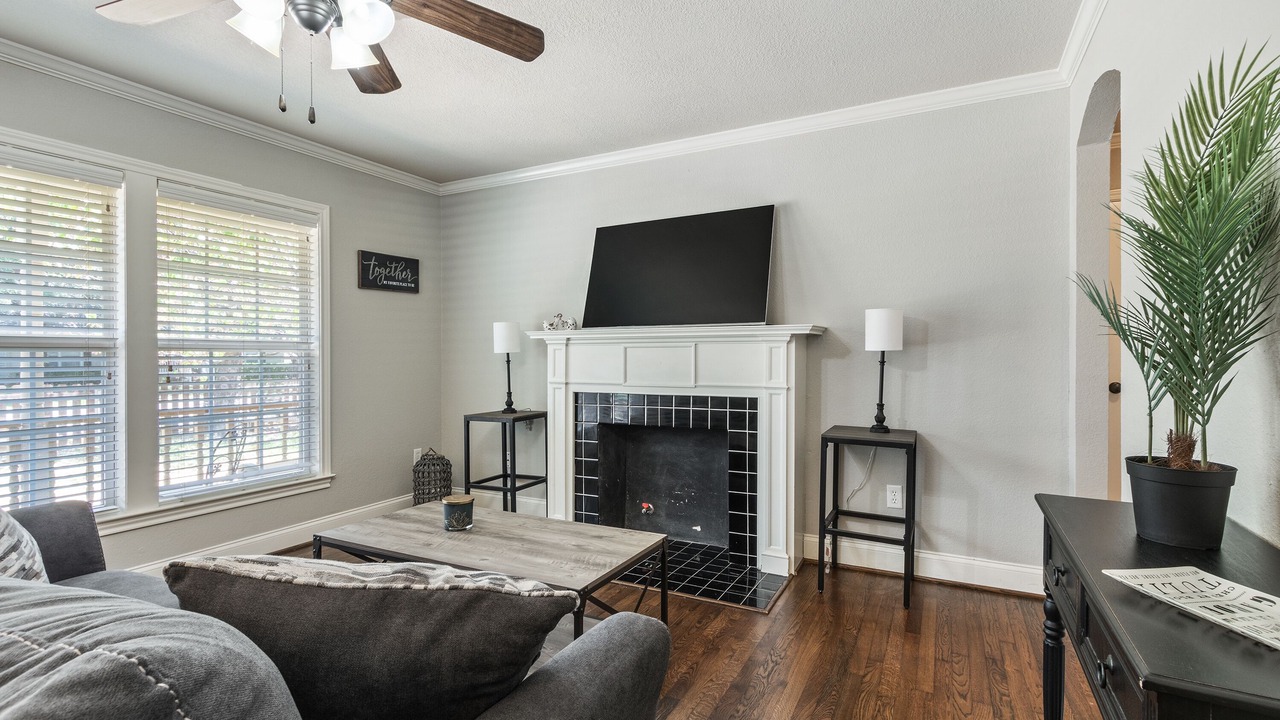 Photo of Livingroom in Austin Ave.