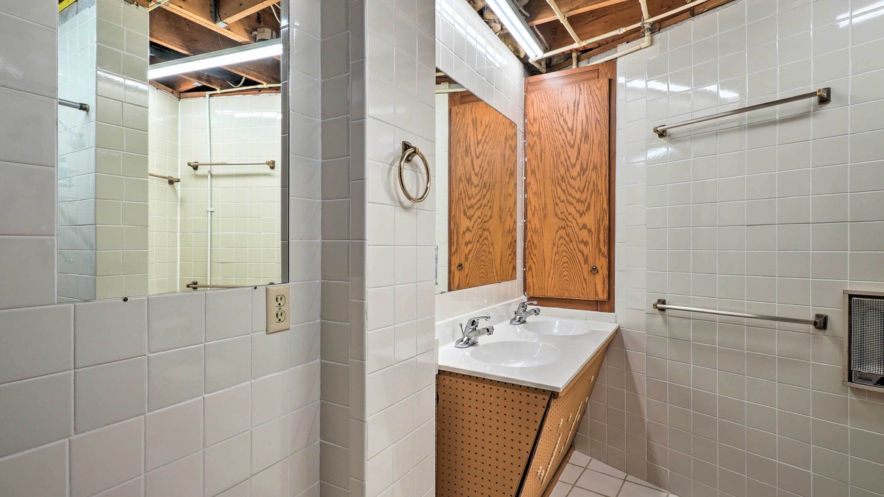 Photo of Bathroom in Garfield