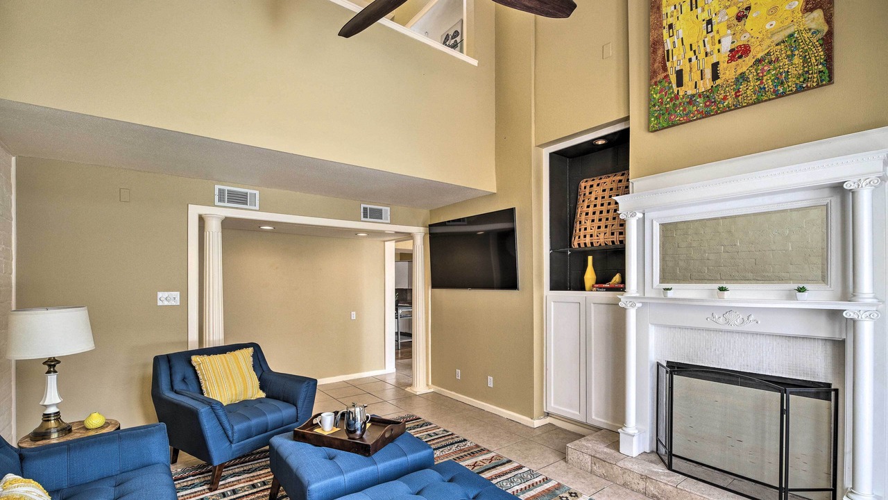 Photo of Livingroom in Neartown