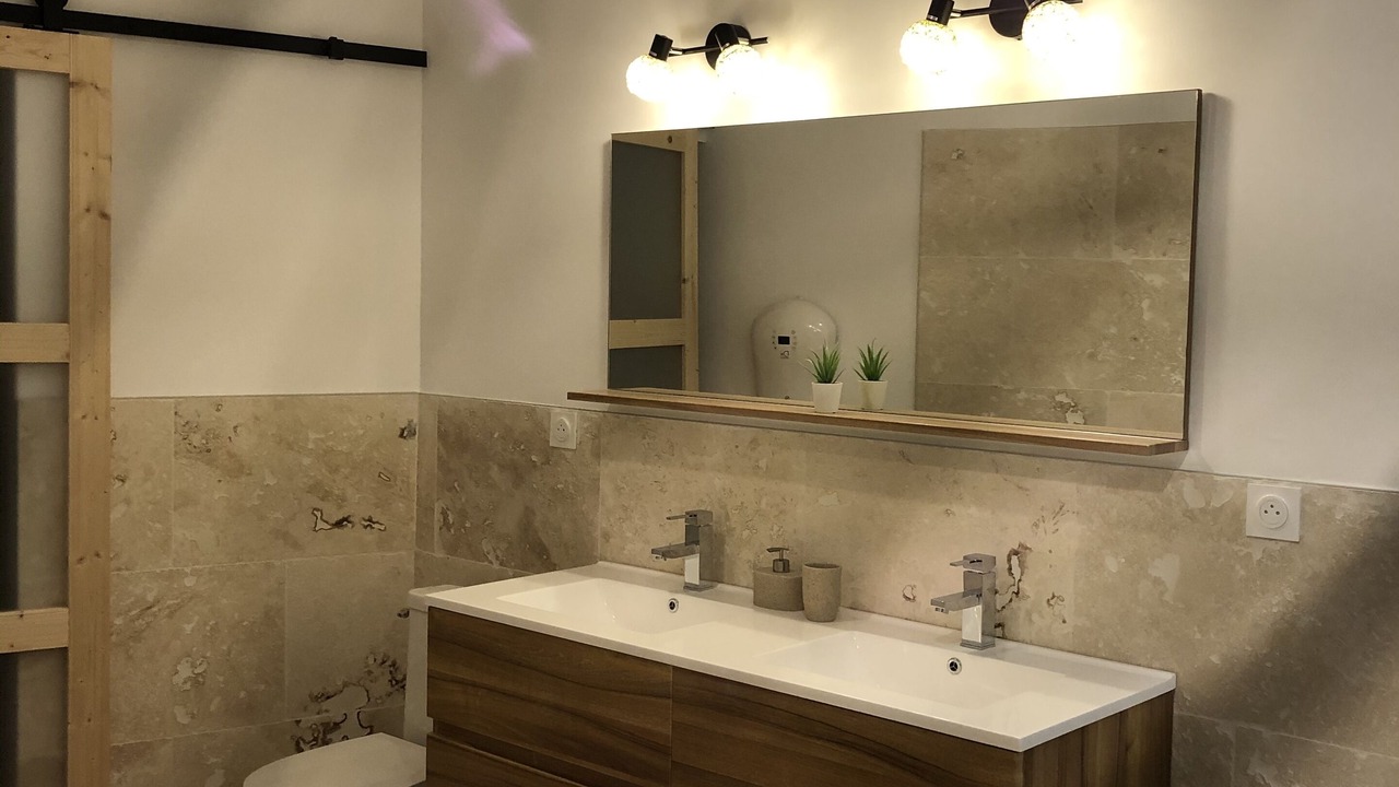 Photo of Bathroom in Flaux