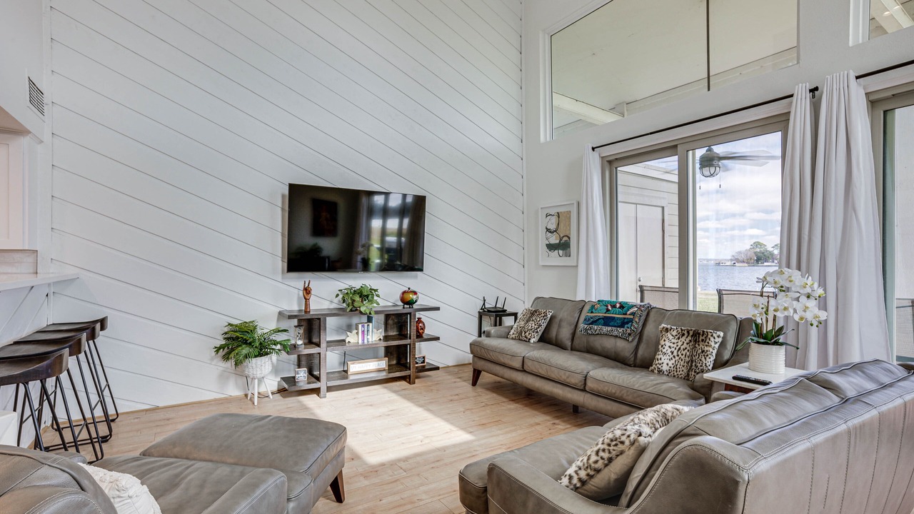Photo of Livingroom in April Sound