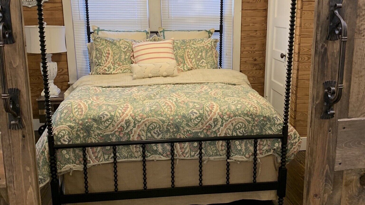 Photo of Bedroom in Morganfield