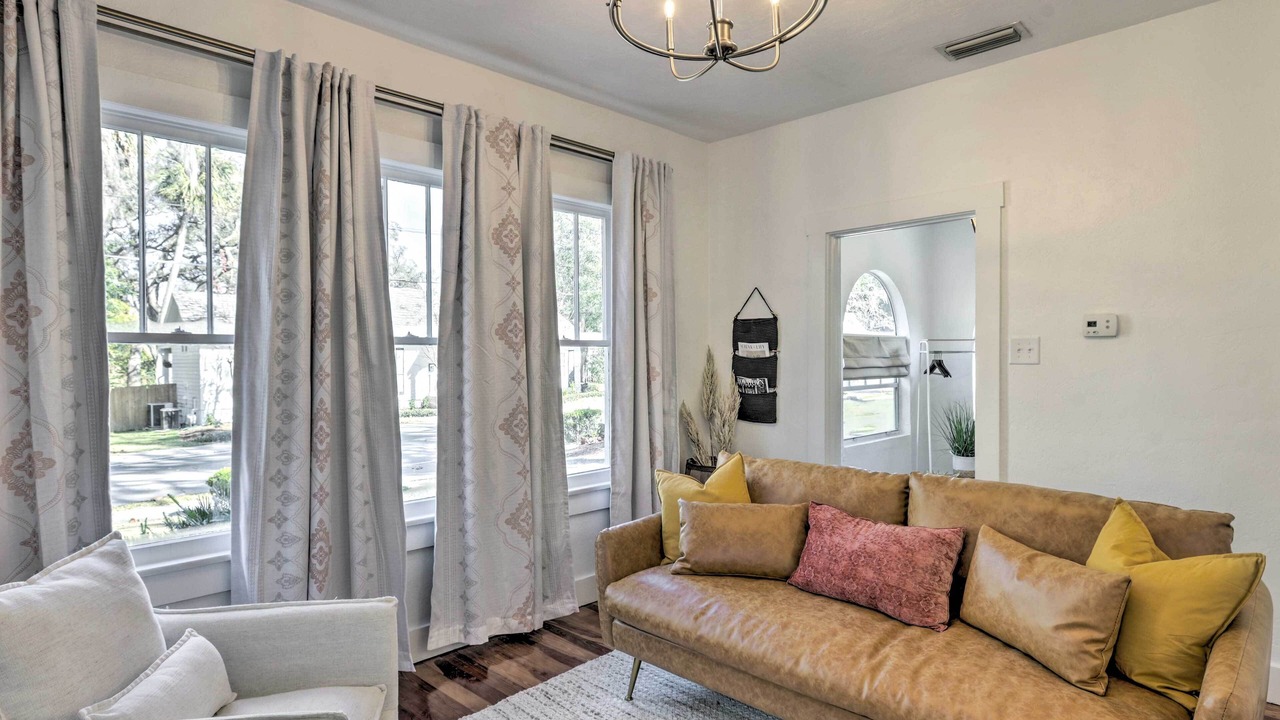Photo of Livingroom in Historic District