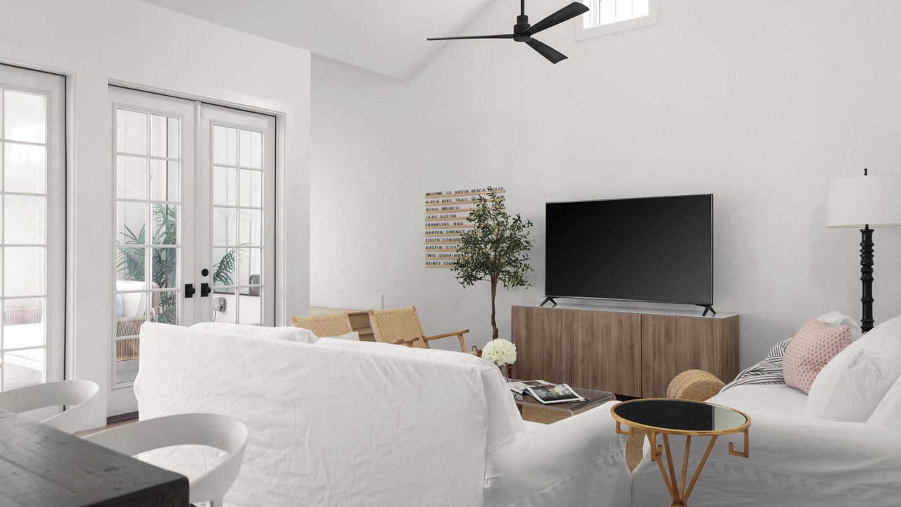 Photo of Livingroom in East Cesar Chavez