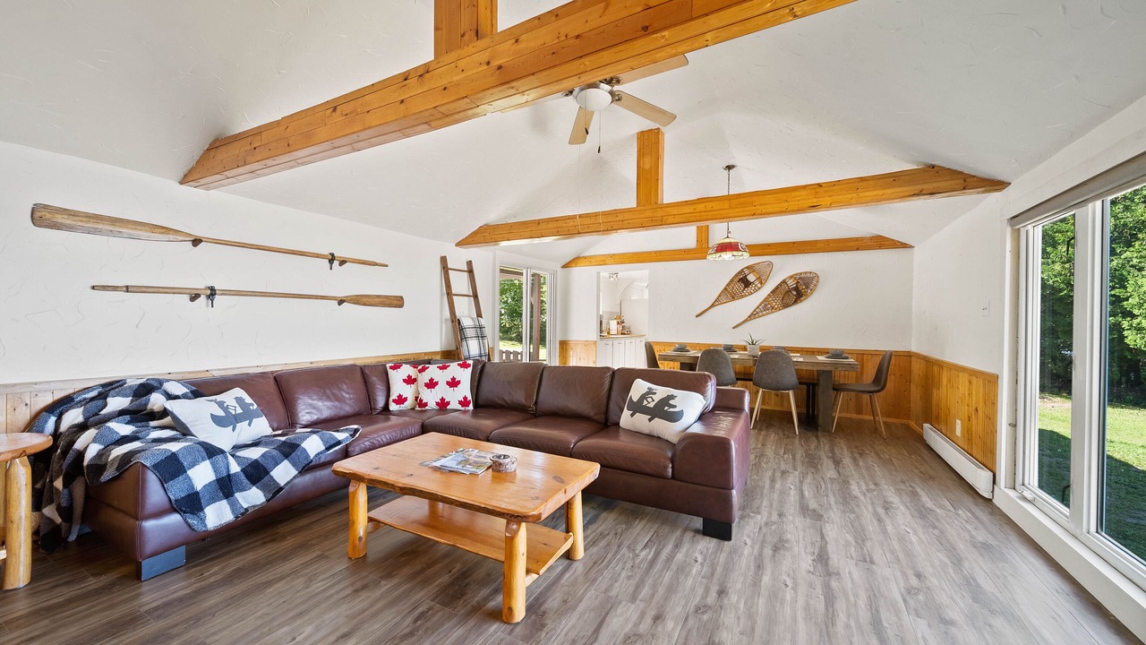 Photo of Livingroom in Echo Bay