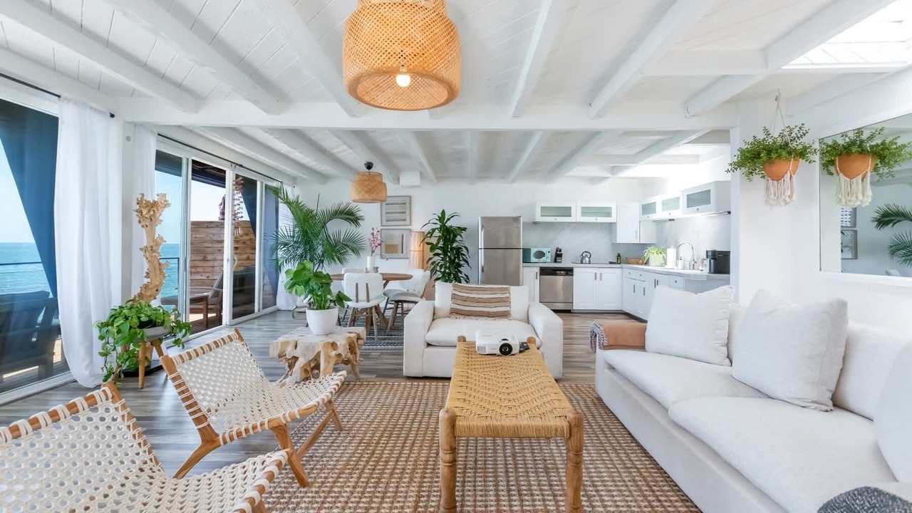 Photo of Livingroom in Eastern Malibu
