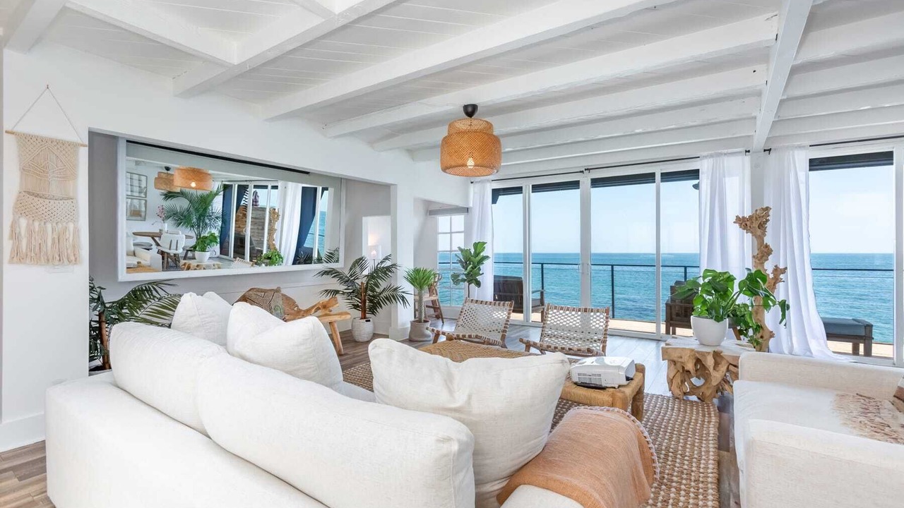 Photo of Livingroom in Eastern Malibu