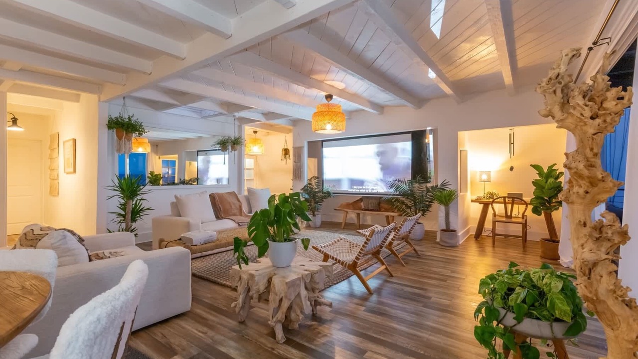 Photo of Livingroom in Eastern Malibu