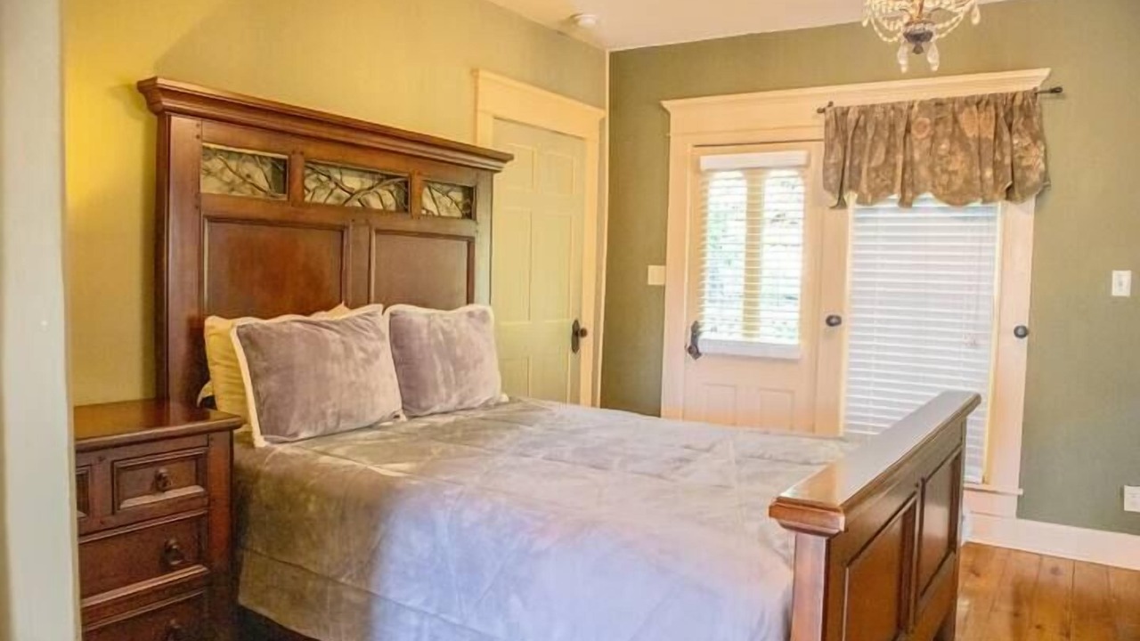 Photo of Bathroom in Eureka Springs Historic District