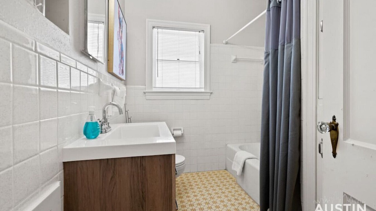 Photo of Bathroom in Greater South River City