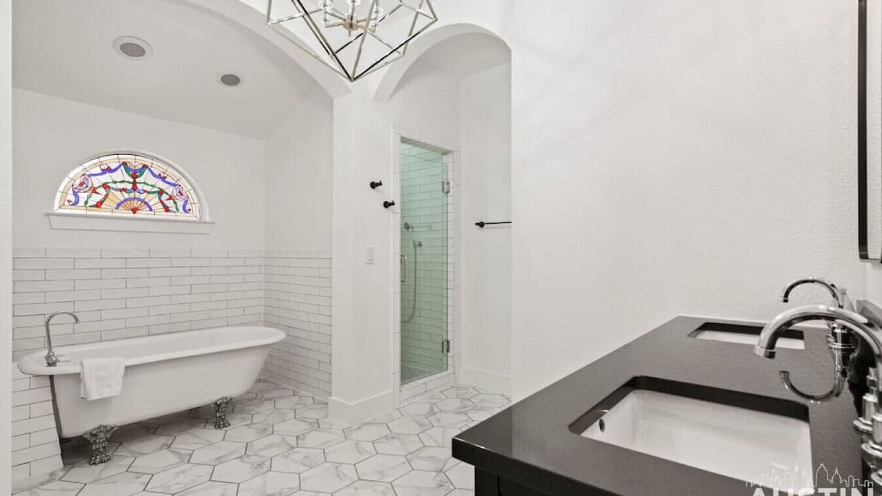Photo of Bathroom in Greater South River City