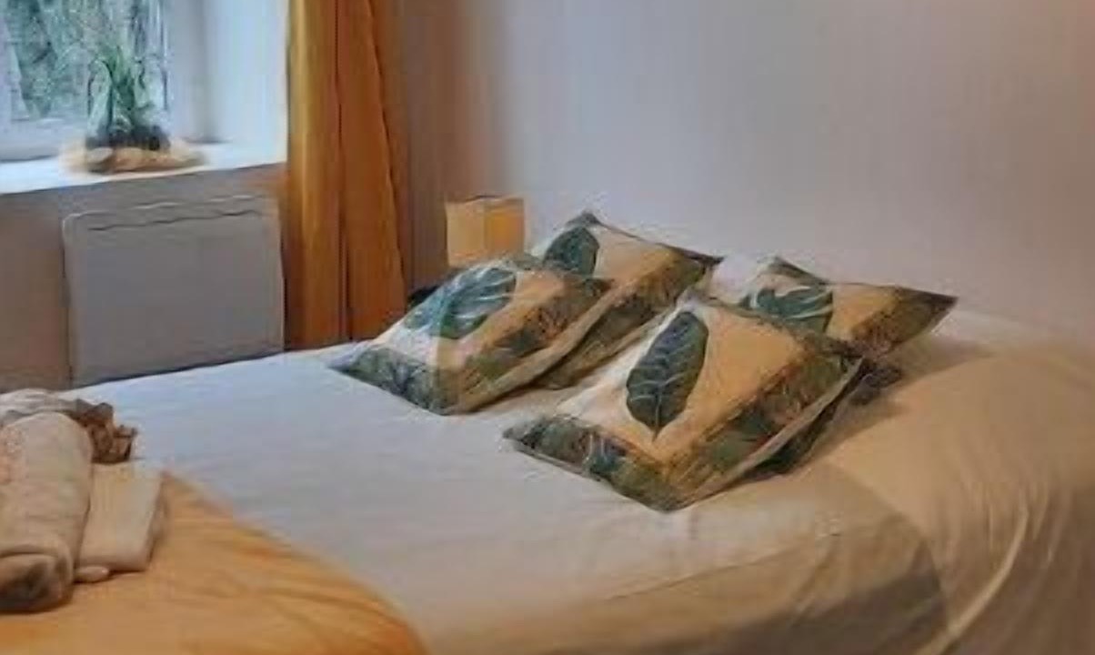 Photo of Bedroom in Brains-sur-Gee