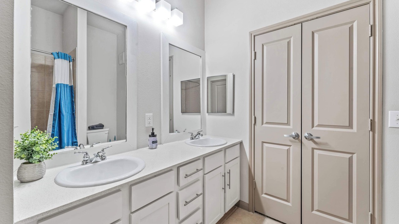 Photo of Bathroom in Montopolis