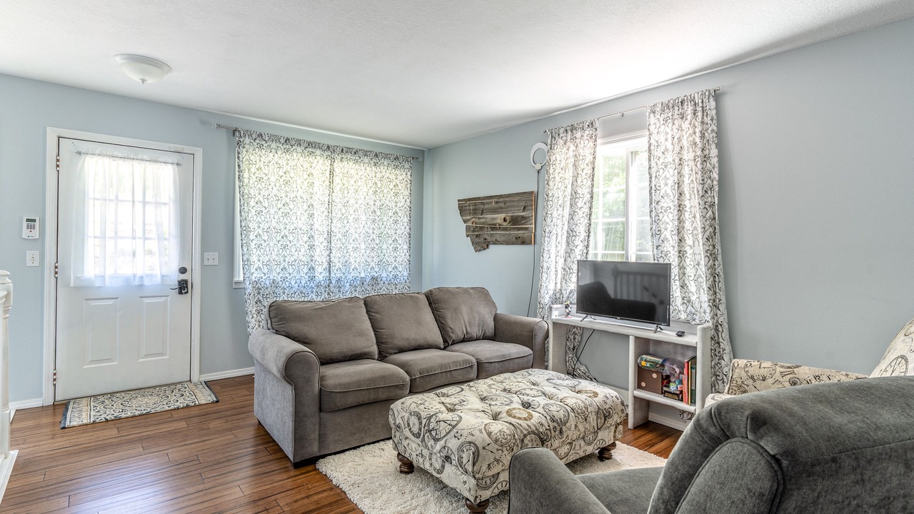 Photo of Livingroom in Woods Bay
