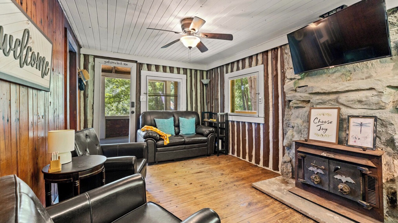 Photo of Livingroom in Chimney Rock