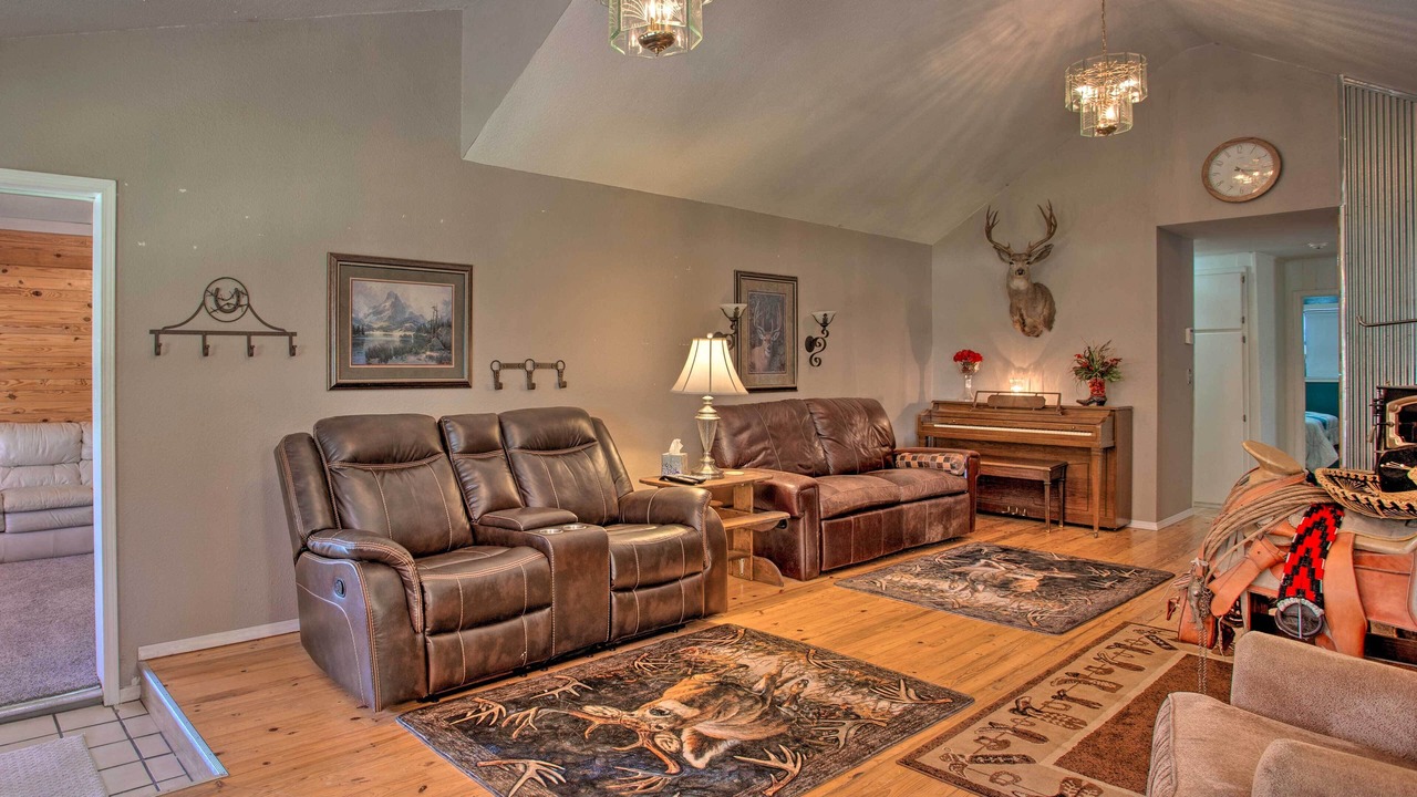 Photo of Livingroom in Custer County