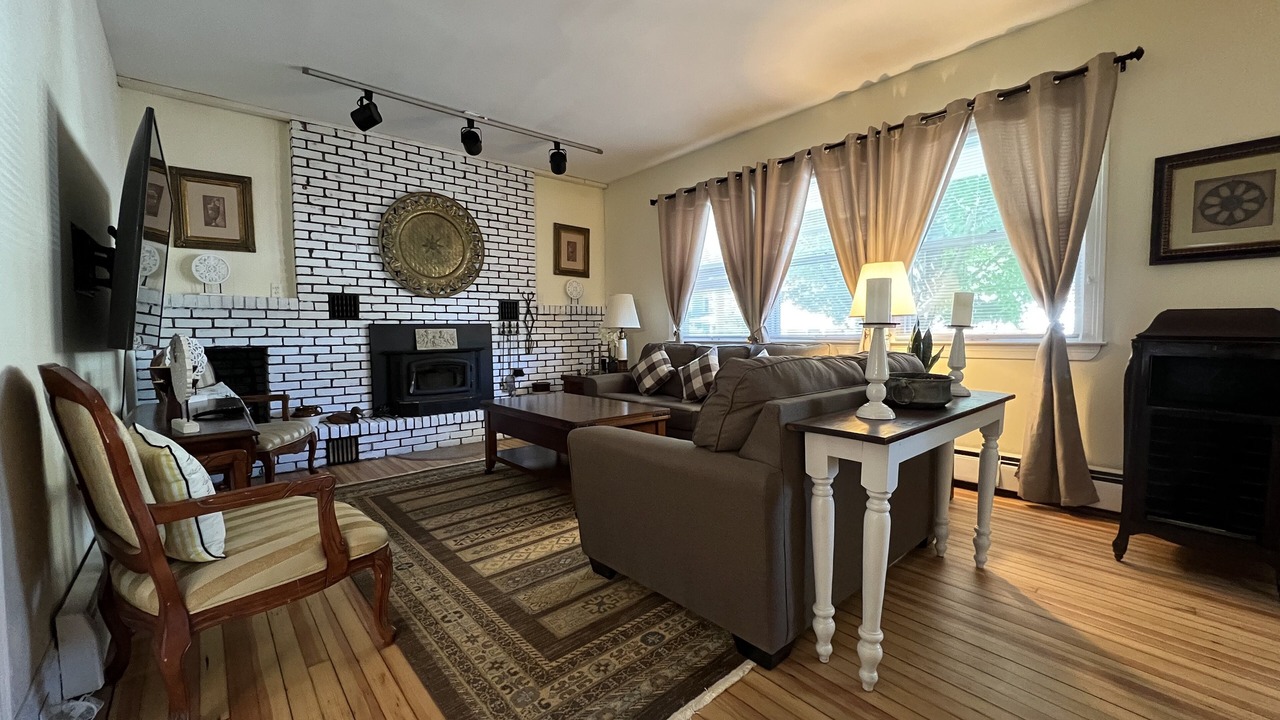 Photo of Livingroom in Roxbury