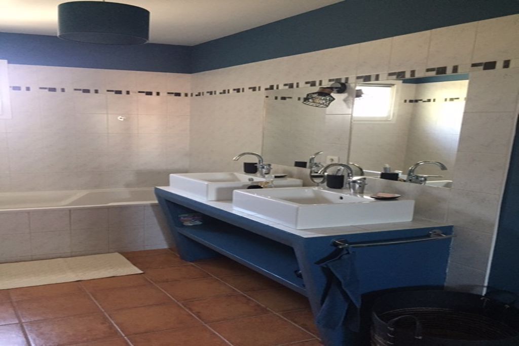 Photo of Bathroom in Pujaut