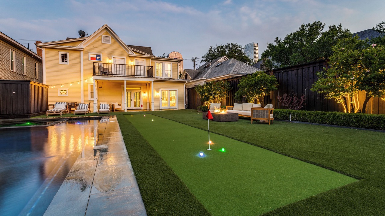 Photo of Outdoor in Uptown