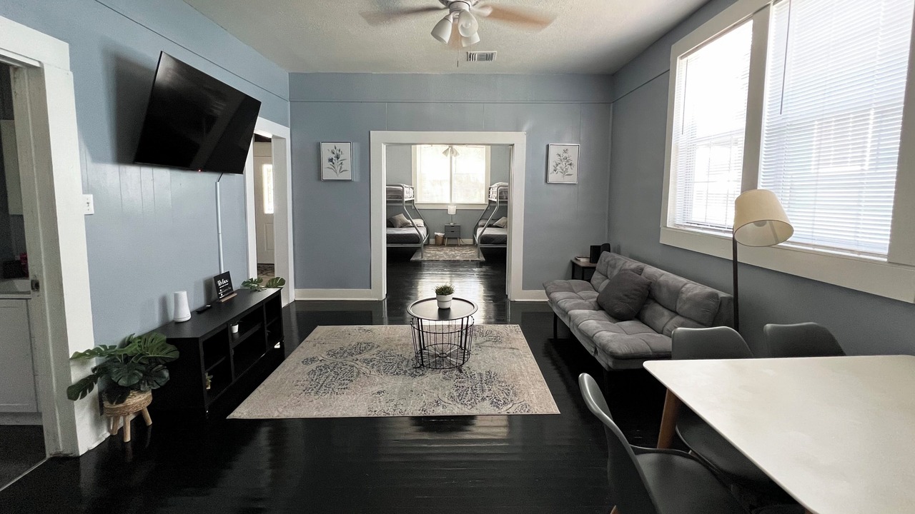 Photo of Livingroom in Historic Garderns