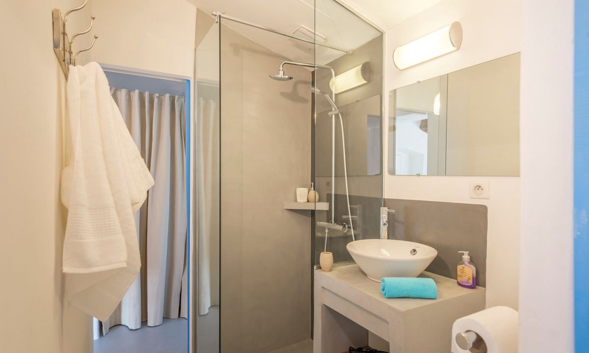 Photo of Bathroom in Saint-Michel-l'Observatoire