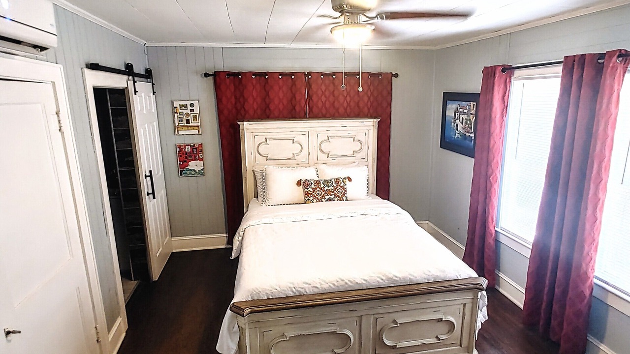 Photo of Bedroom in Highland Historic District