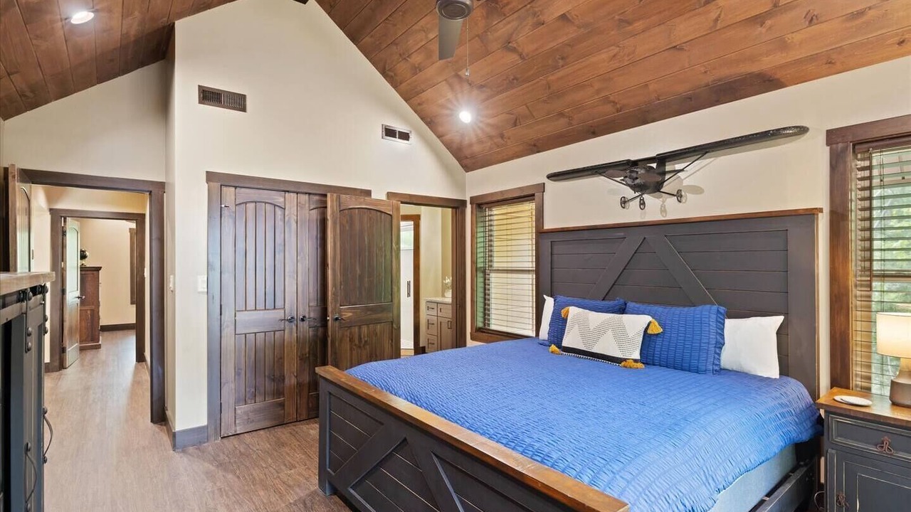 Photo of Bedroom in Wears Valley