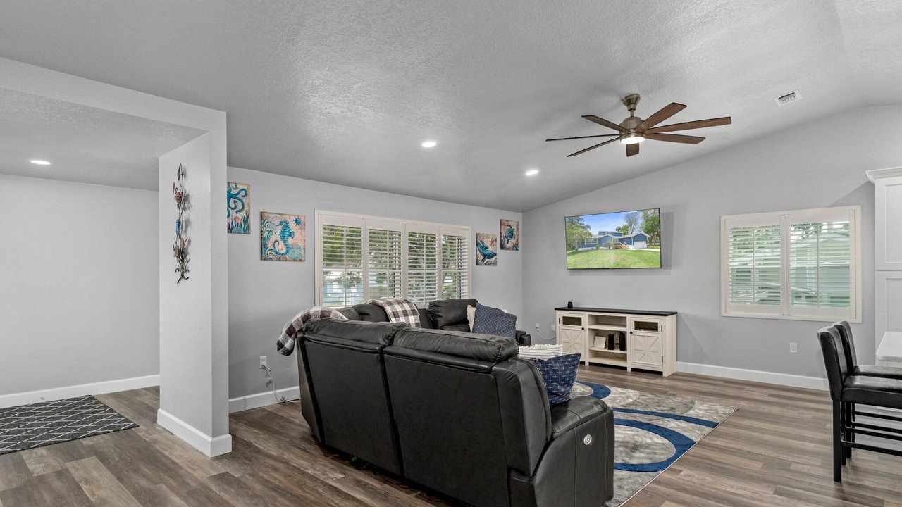 Photo of Livingroom in Springs at Kings Bay