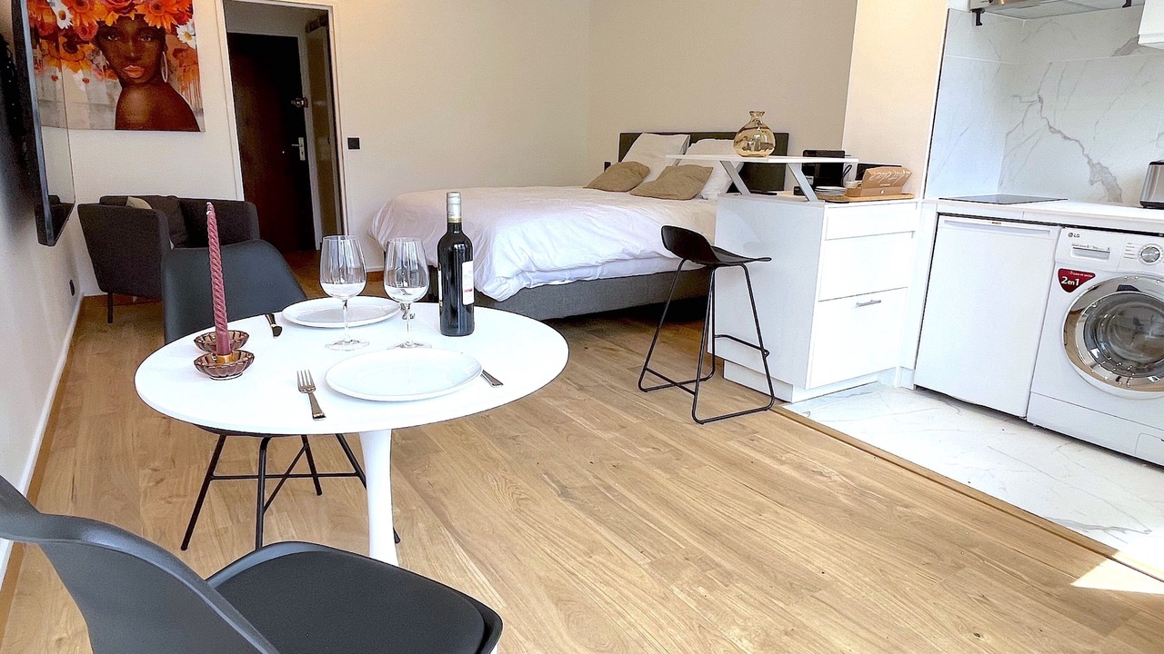 Photo of Bedroom in Republique–Point-du-Jour