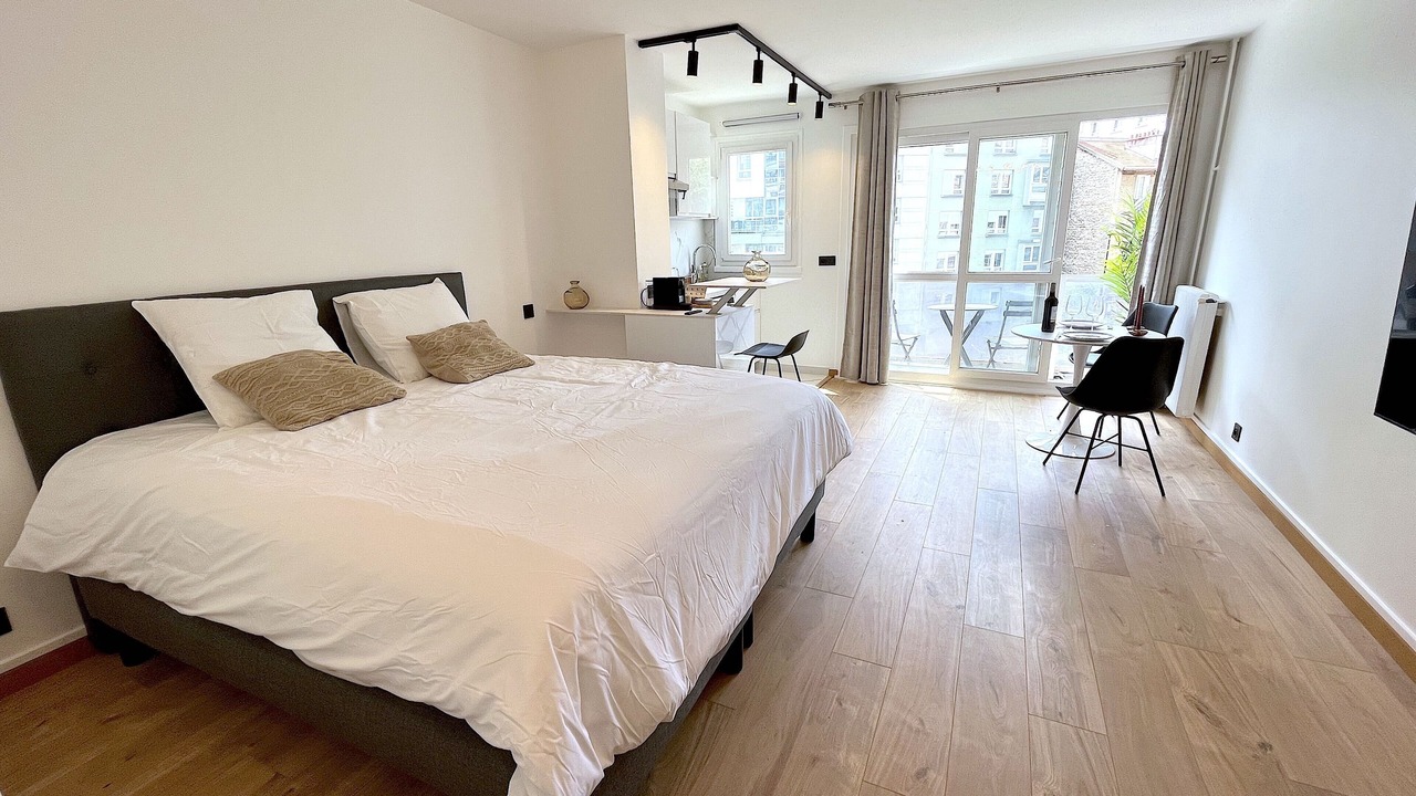 Photo of Bedroom in Republique–Point-du-Jour