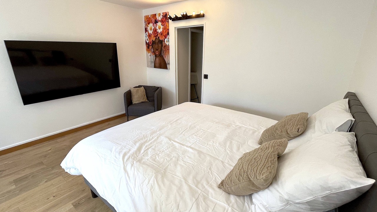 Photo of Bedroom in Republique–Point-du-Jour