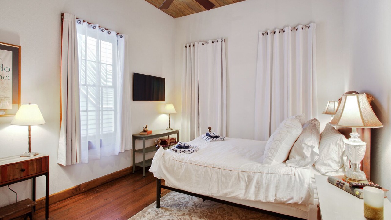 Photo of Bedroom in Freret