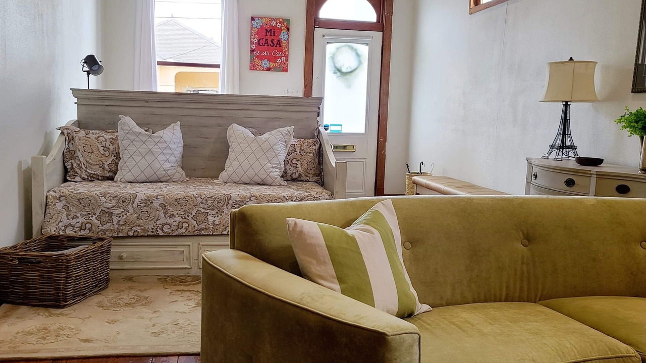 Photo of Livingroom in Freret
