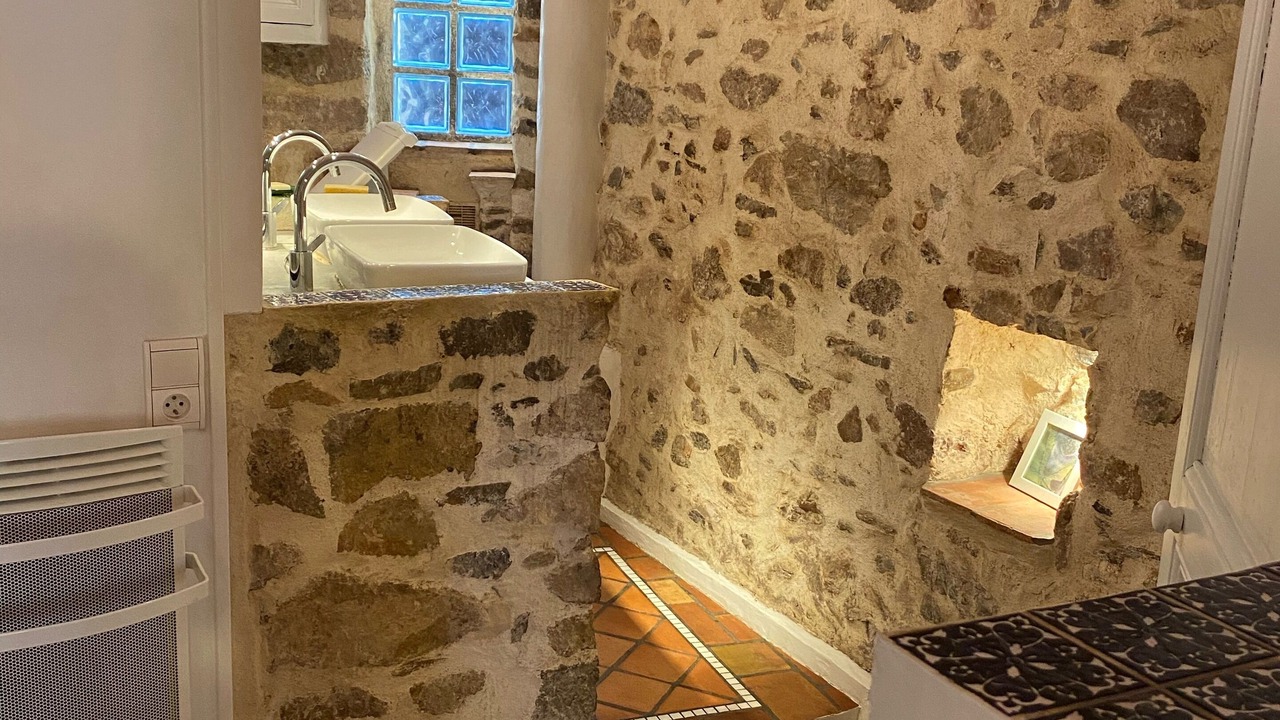 Photo of Bathroom in Hyeres City Centre