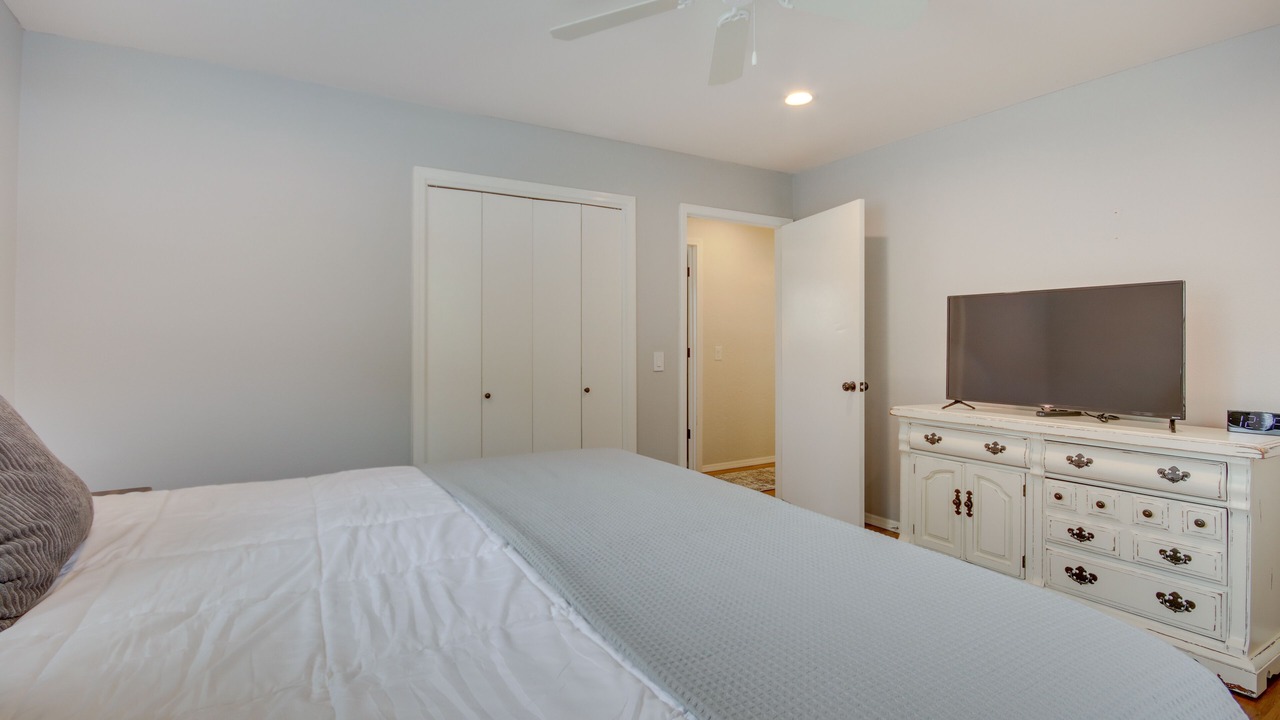 Photo of Bedroom in Grove