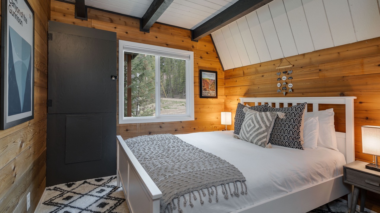 Photo of Bedroom in Lakeshore
