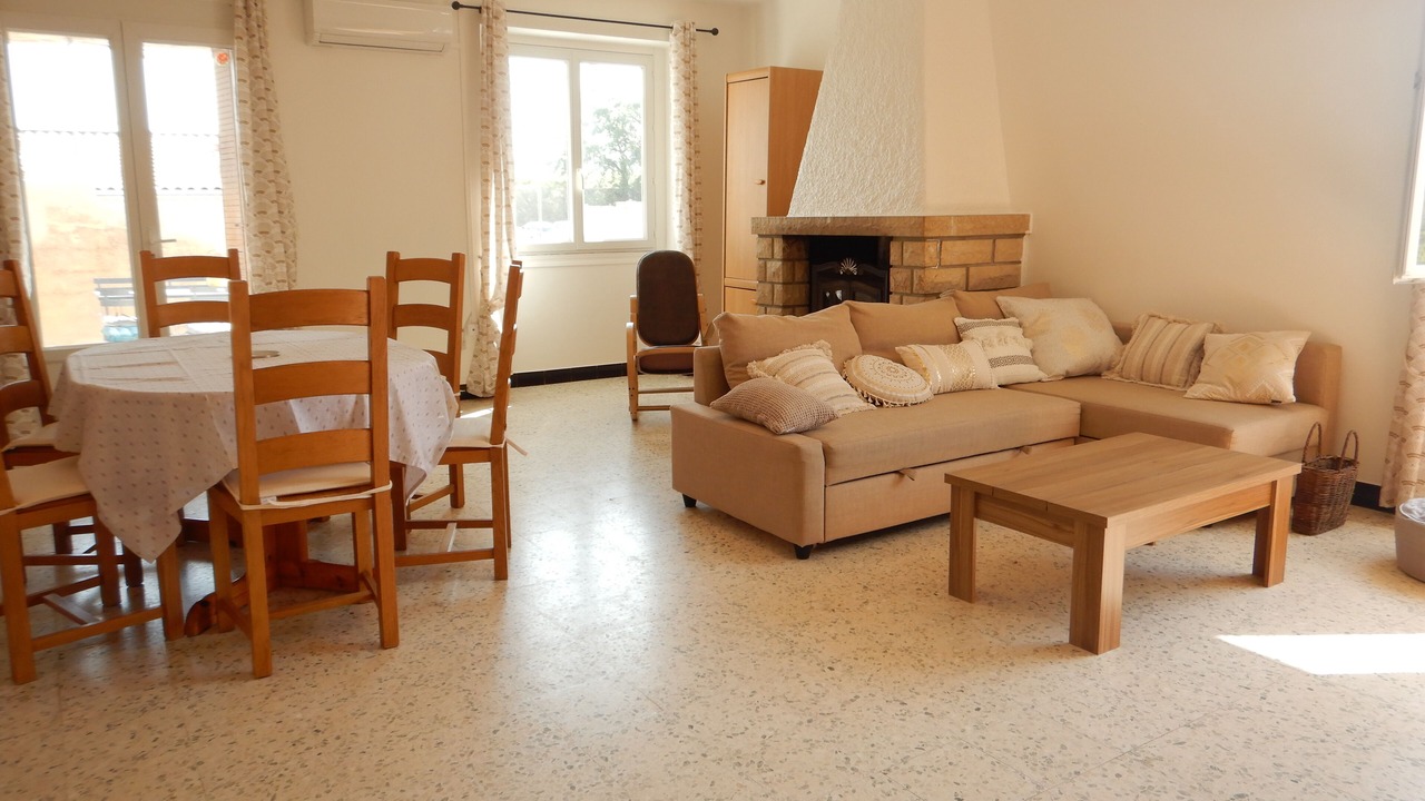 Photo of Livingroom in Saint-Julien-de-Peyrolas