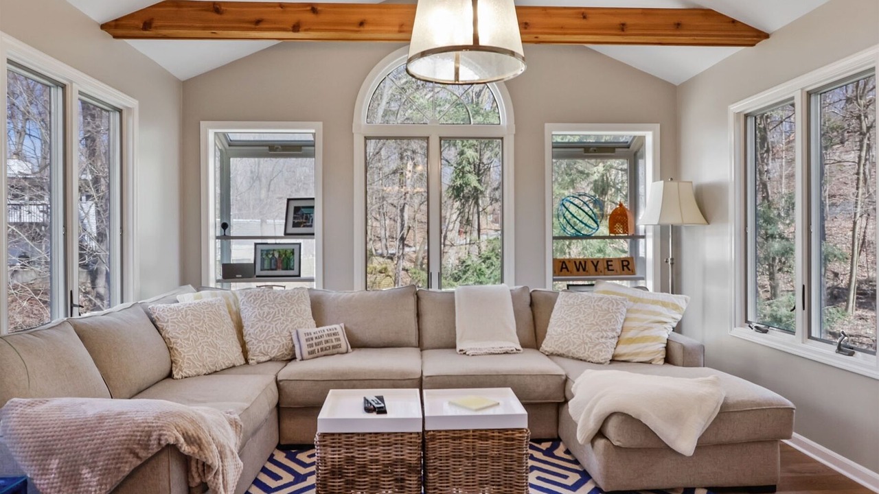 Photo of Livingroom in Shorewood-Tower Hills-Harbert