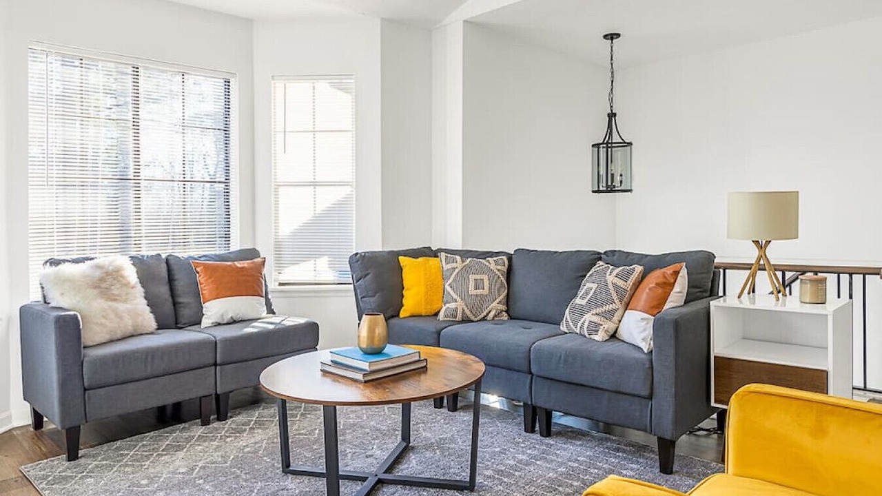 Photo of Livingroom in Leslie Estates