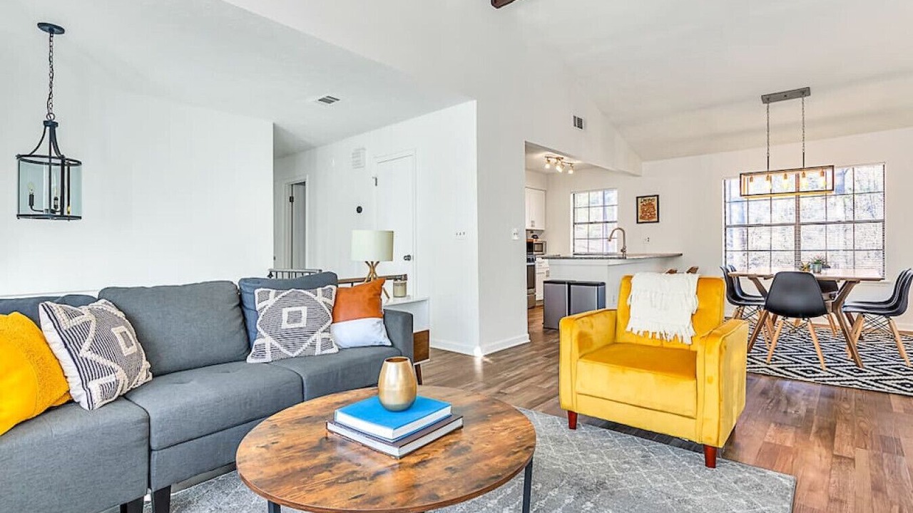 Photo of Livingroom in Leslie Estates