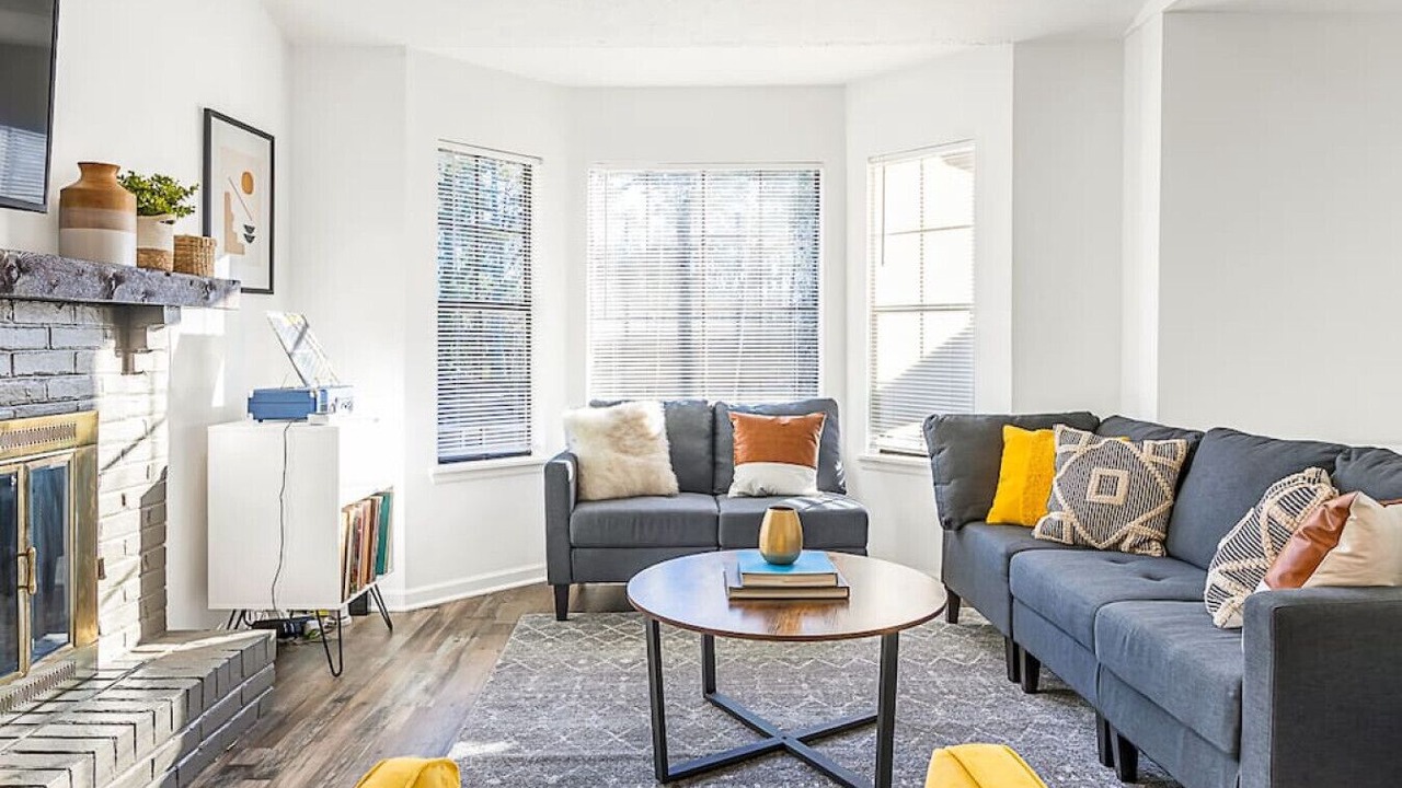 Photo of Livingroom in Leslie Estates