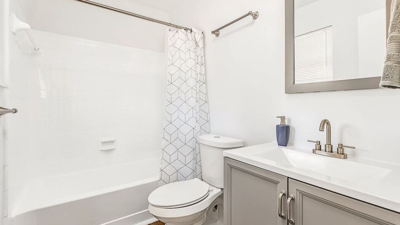 Photo of Bathroom in Leslie Estates