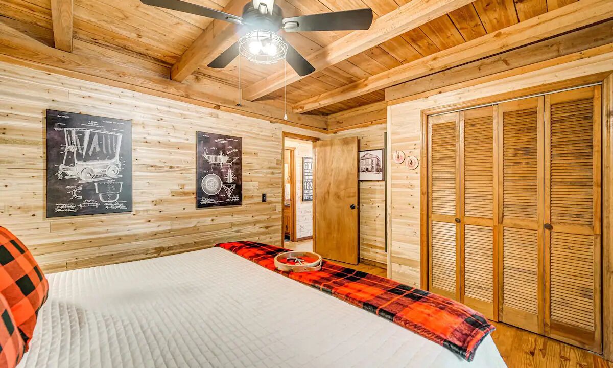 Photo of Bedroom in Dahlonega